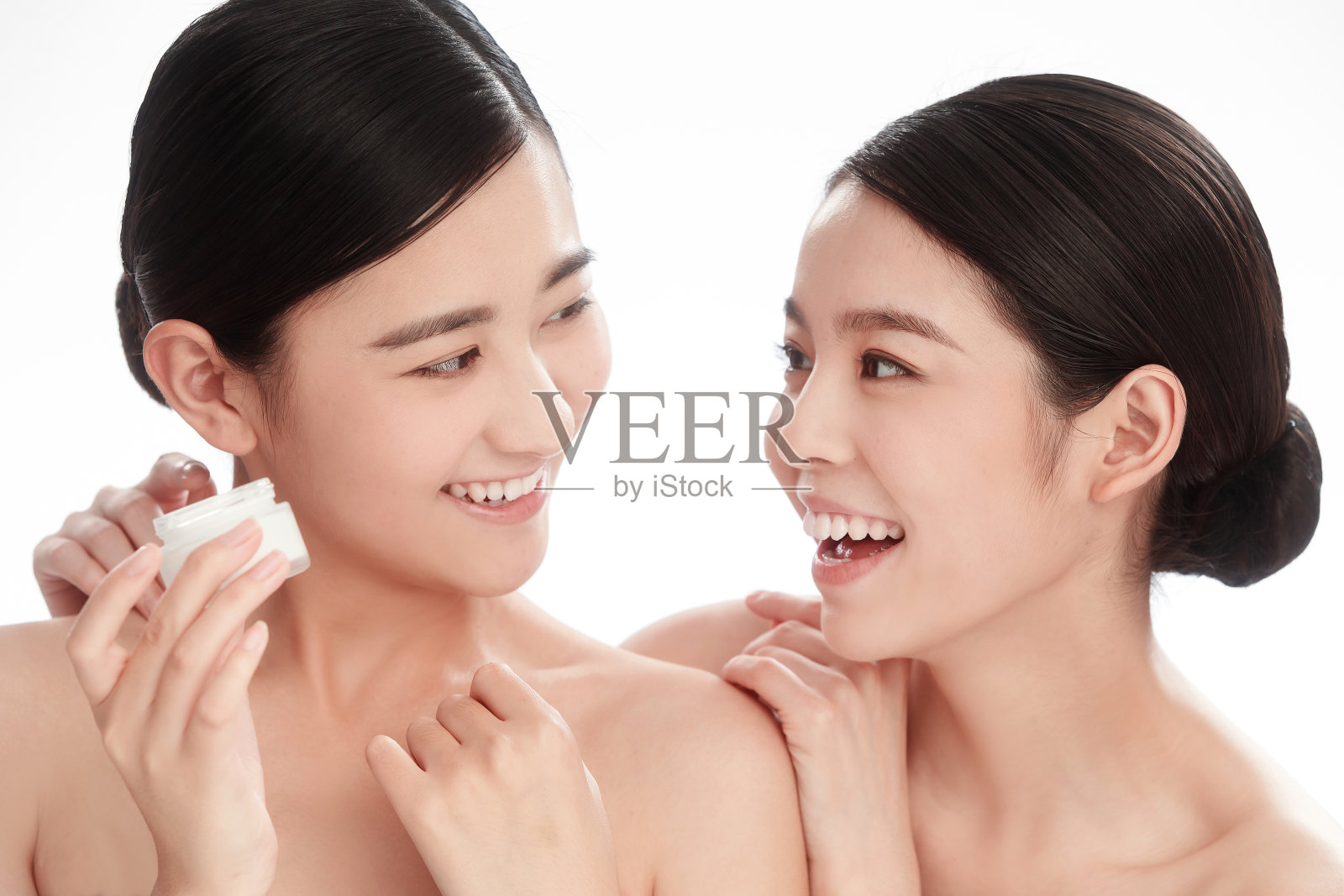 漂亮的女性朋友用护肤品照片摄影图片