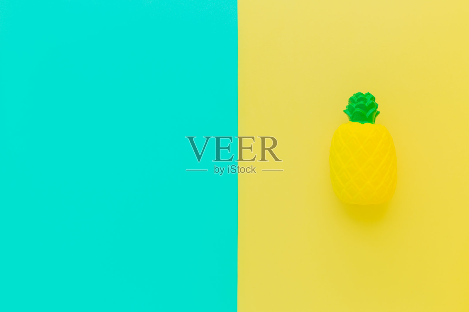 平铺抗压力玩具压扁的形式黄色菠萝与绿色的叶子。明亮的蓝色背景。压缩的,柔软的,可压缩的物品来缓解压力,问题,焦虑,担忧。夏天的概念照片摄影图片