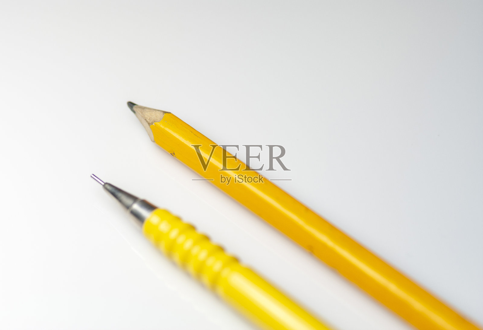 黄色的铅笔在白纸上照片摄影图片