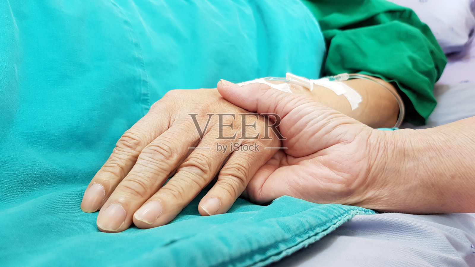 肿瘤科医生在医院握着病人的手,表达爱、同情、帮助和鼓励。他患有终末期癌症。临终关怀和姑息治疗概念照片摄影图片