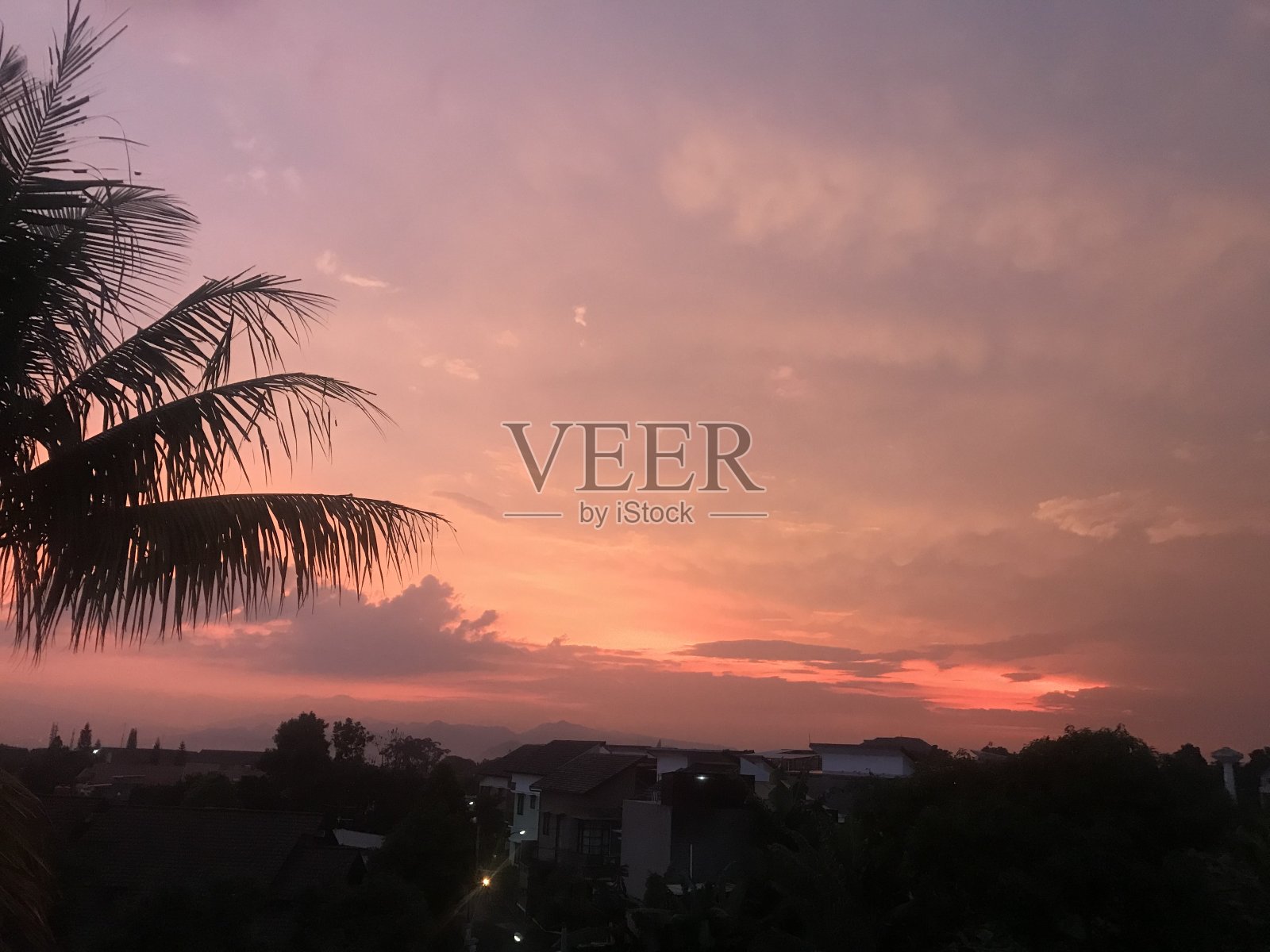 从顶部俯瞰城市的日落景色照片摄影图片