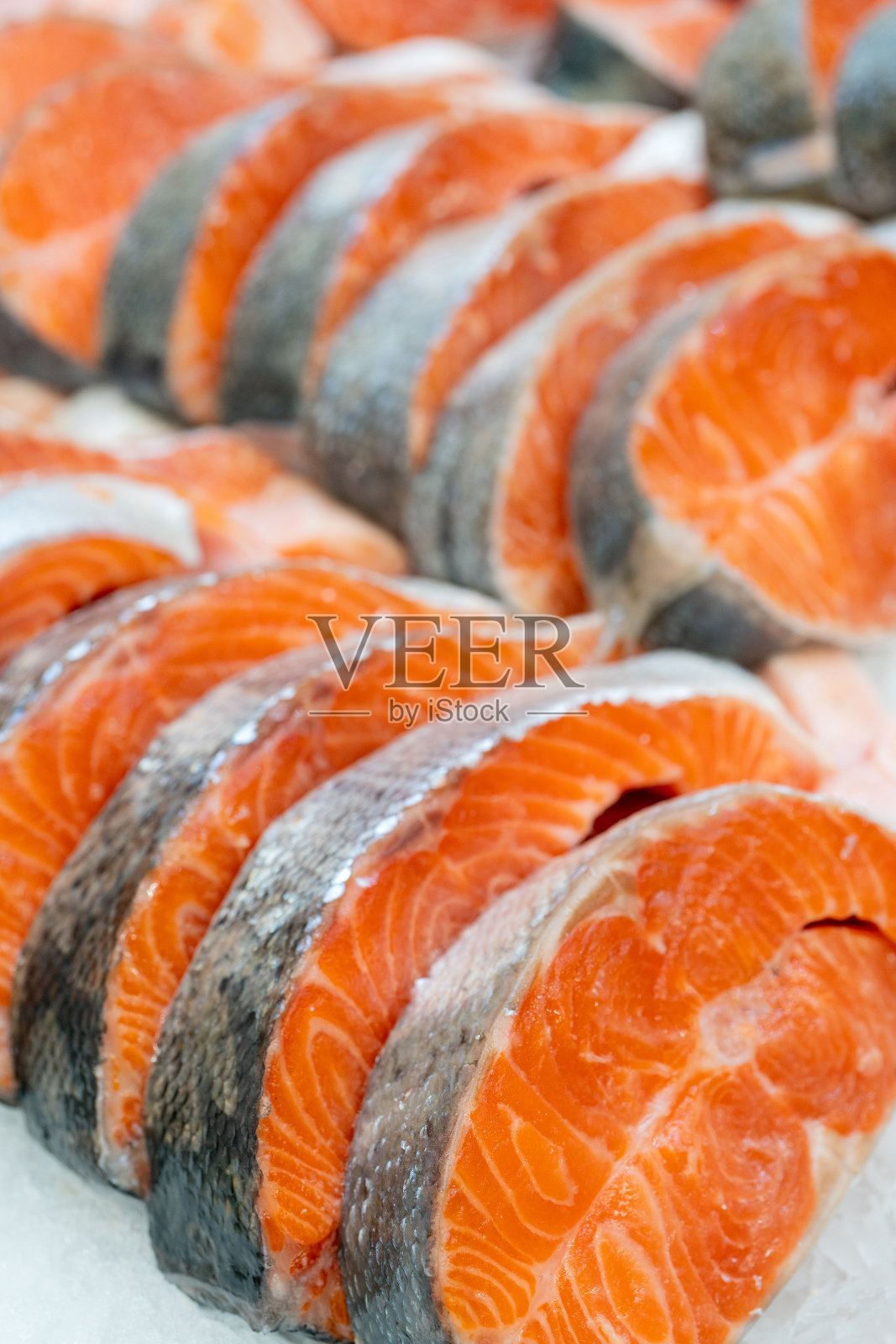 超市橱窗里的鲜鱼。照片摄影图片