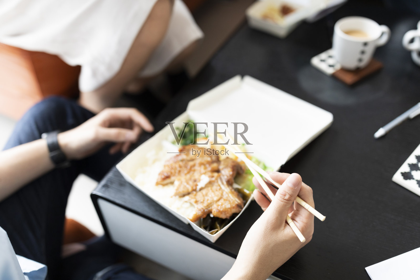 用于传统美食的两根筷子照片摄影图片