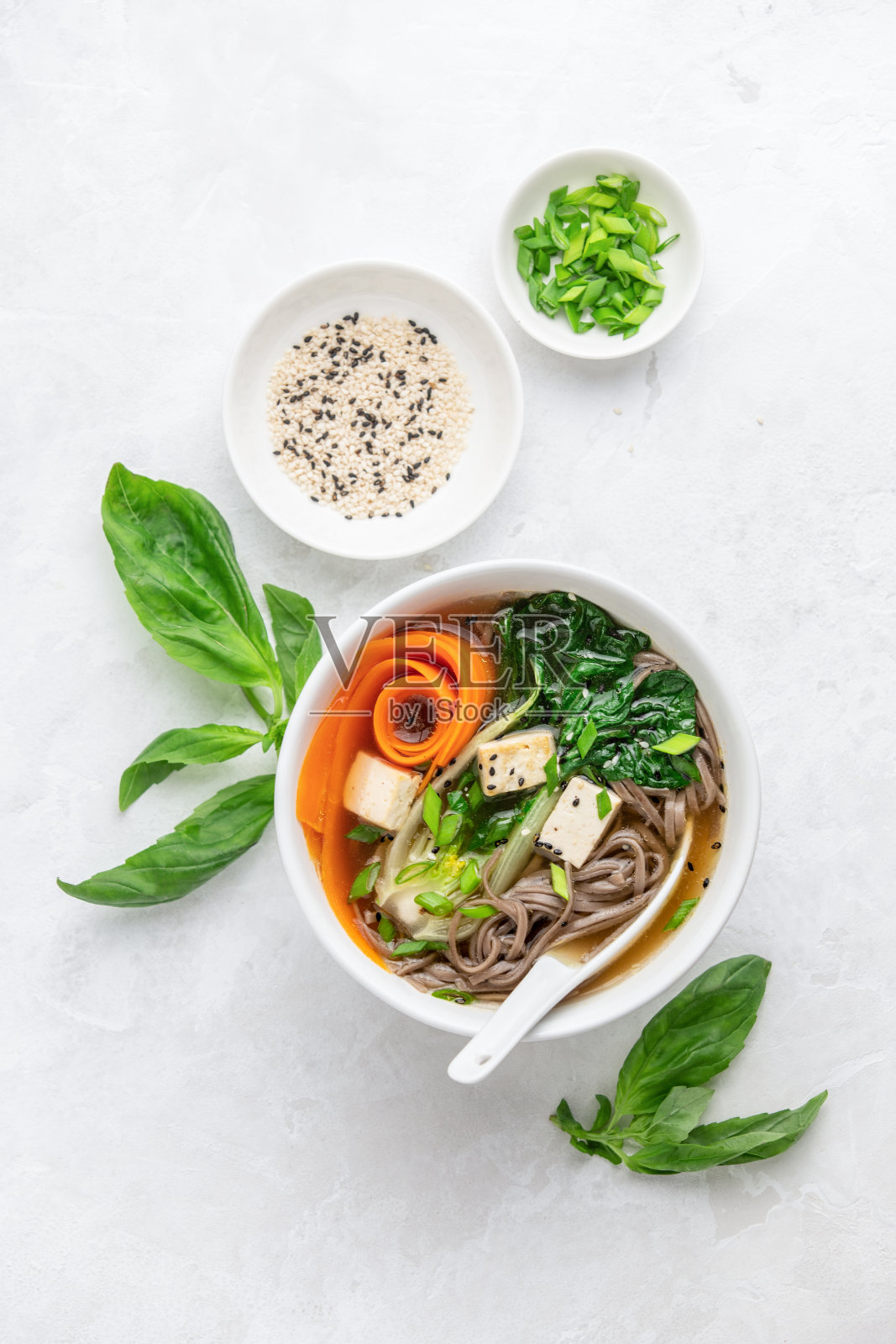 白菜豆腐素乌冬面汤,从上往下看照片摄影图片