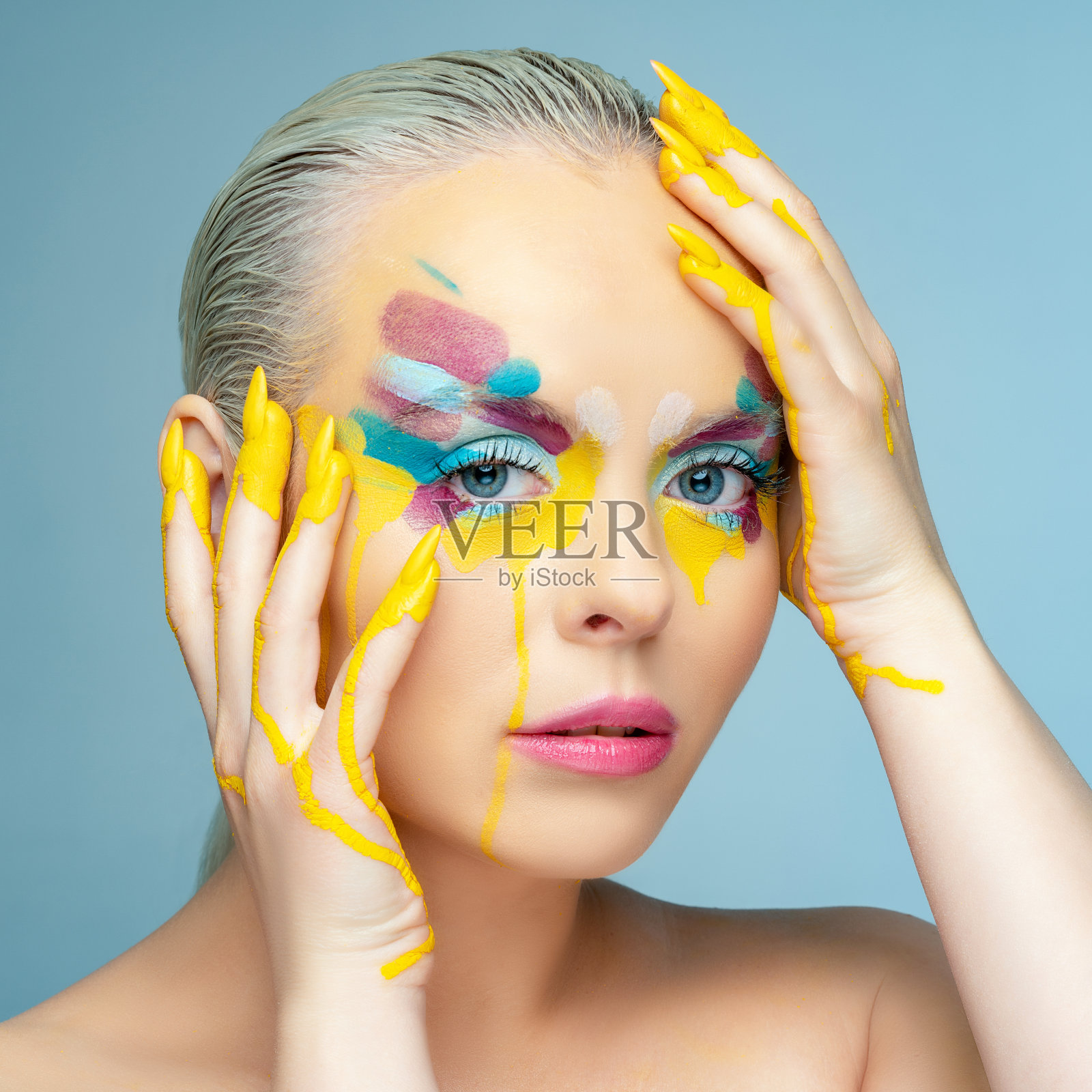 化着彩色妆容的美女照片摄影图片