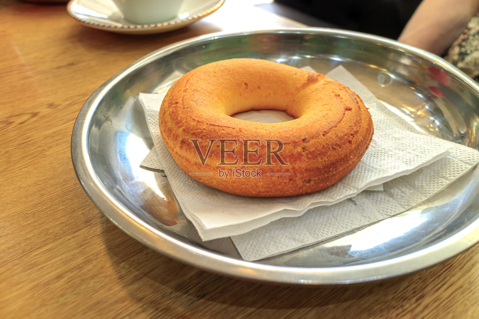 用玉米和奶酪做成的可口哥伦比亚Rosquita;它可以在一天中的任何时候吃;在一个质朴的不锈钢盘子上。照片摄影图片