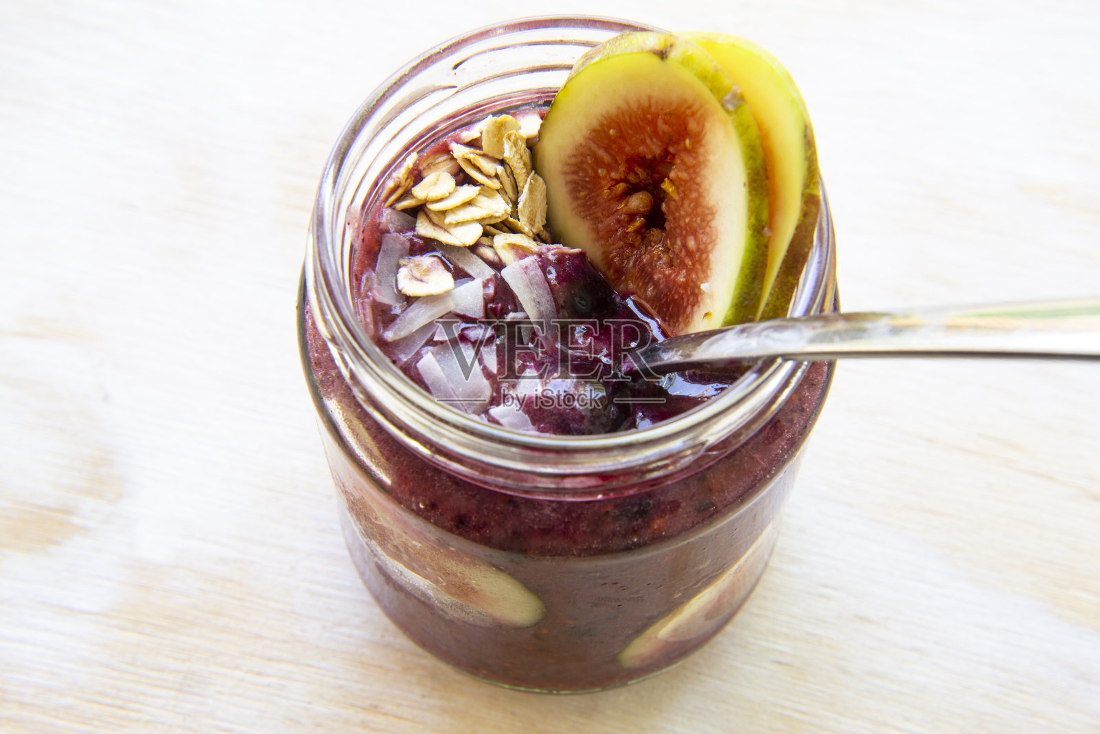 巴西莓超级食物冰沙碗与新鲜无花果照片摄影图片