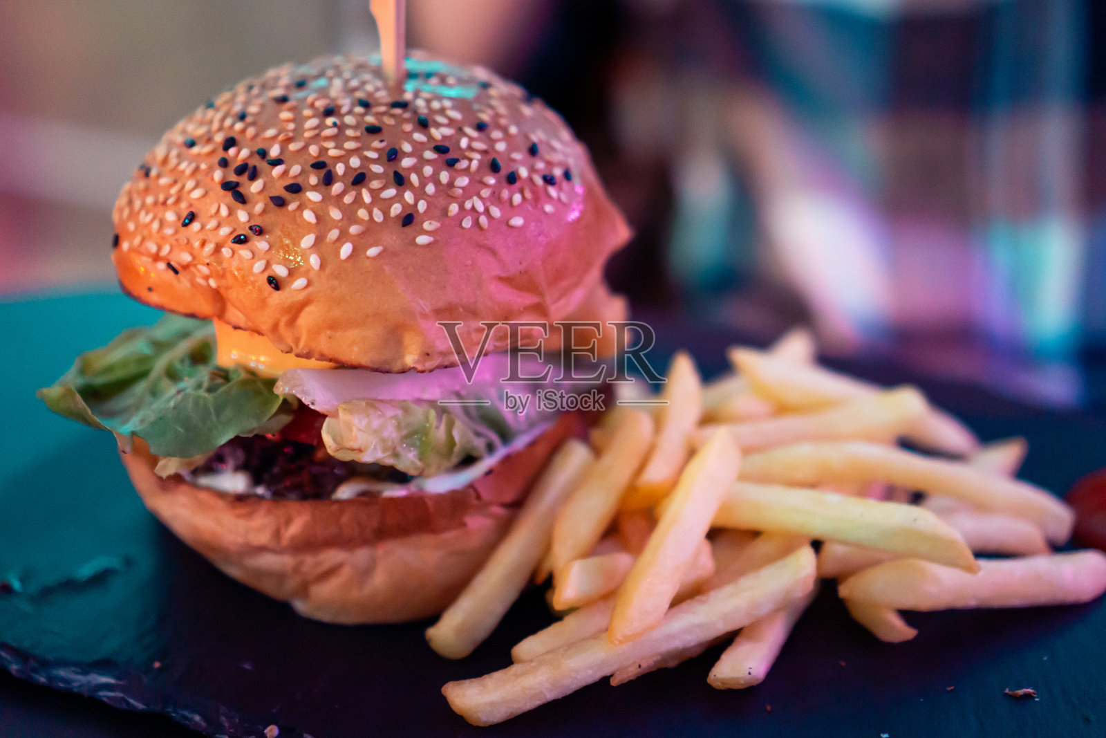 鲜嫩的牛肉汉堡配上五颜六色的薯条照片摄影图片