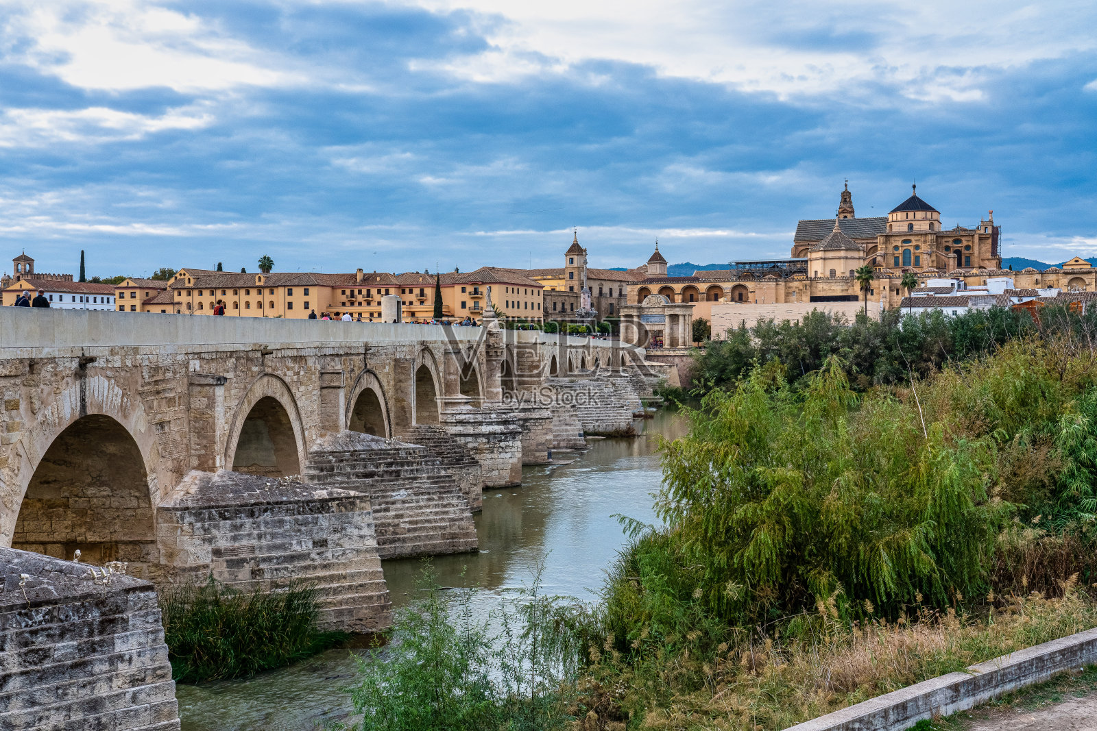 西班牙安达卢西亚科尔多瓦的清真寺大教堂和罗马桥照片摄影图片