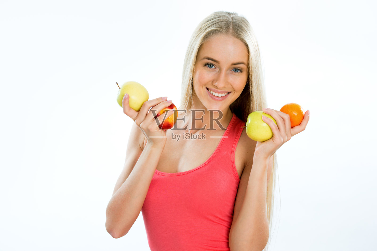 带着水果微笑的年轻女子照片摄影图片