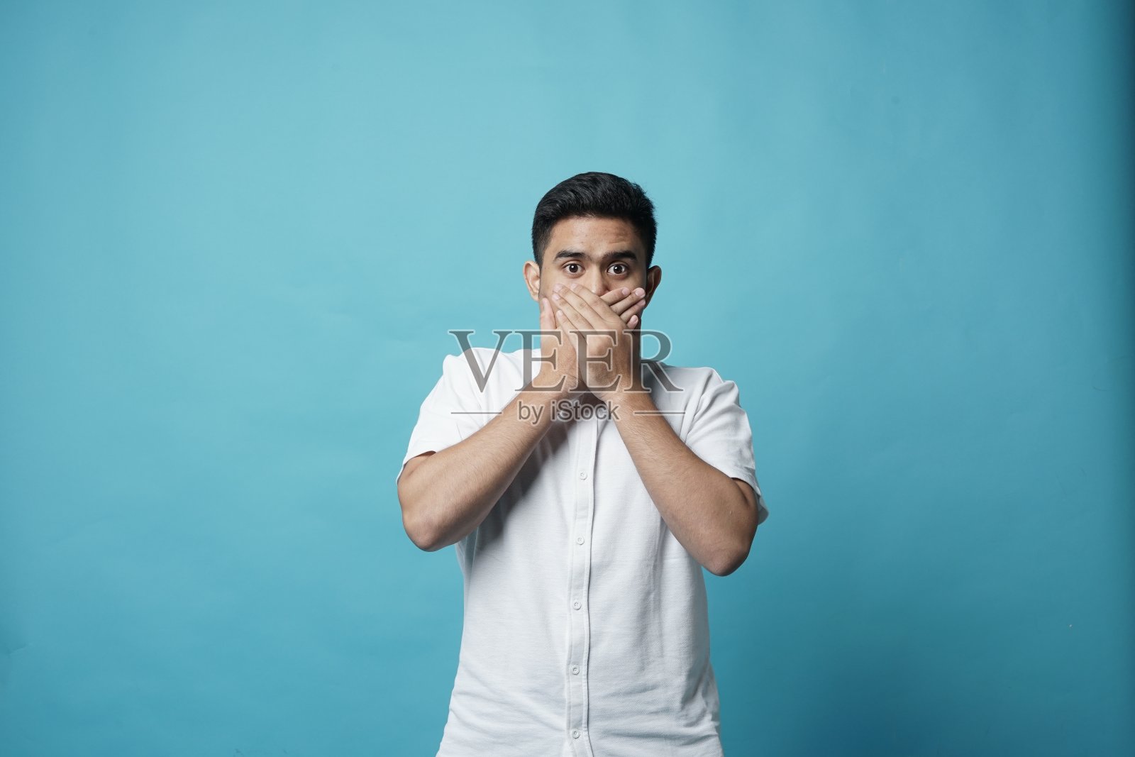 保持沉默的东南亚年轻人照片摄影图片