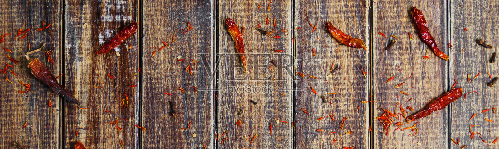 木制背景上的辣椒旁边的香料横幅。照片摄影图片
