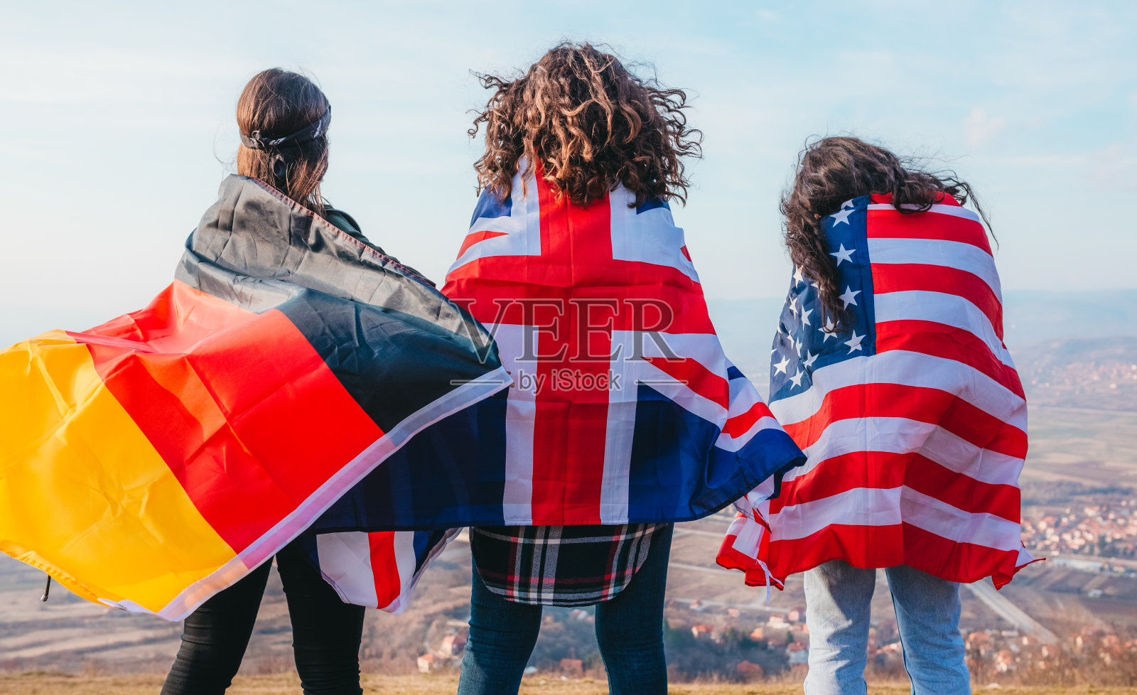 小女孩手持旗帜照片摄影图片