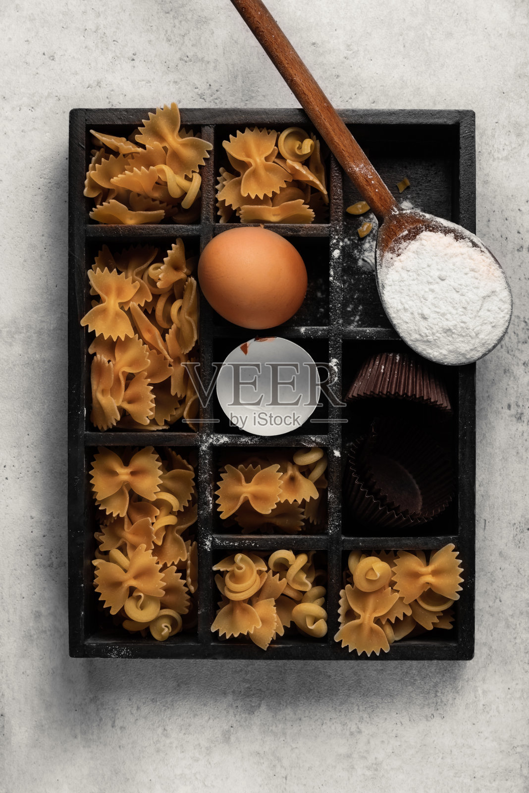 制作蝴蝶结意面背景。意大利面制作俯视图。照片摄影图片