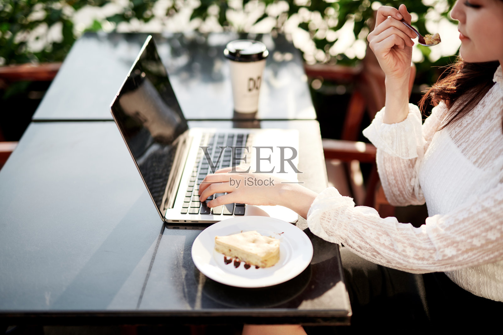 美丽女人咖啡馆吃香蕉蛋糕照片摄影图片
