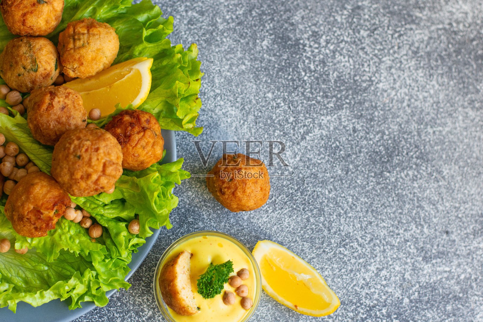 自制炸素食鹰嘴豆丸子照片摄影图片