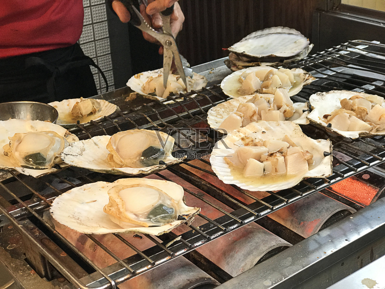 美味的烤扇贝在日本大阪黑门市场出售。照片摄影图片