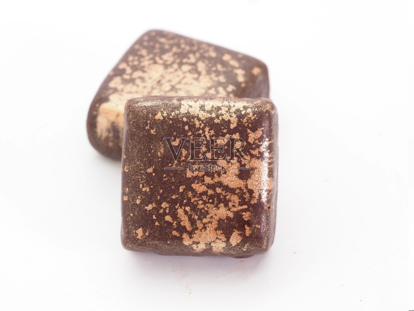 伦敦,英国——2020年2月——手工制作的两种方形的、孤立的、美味的巧克力照片摄影图片