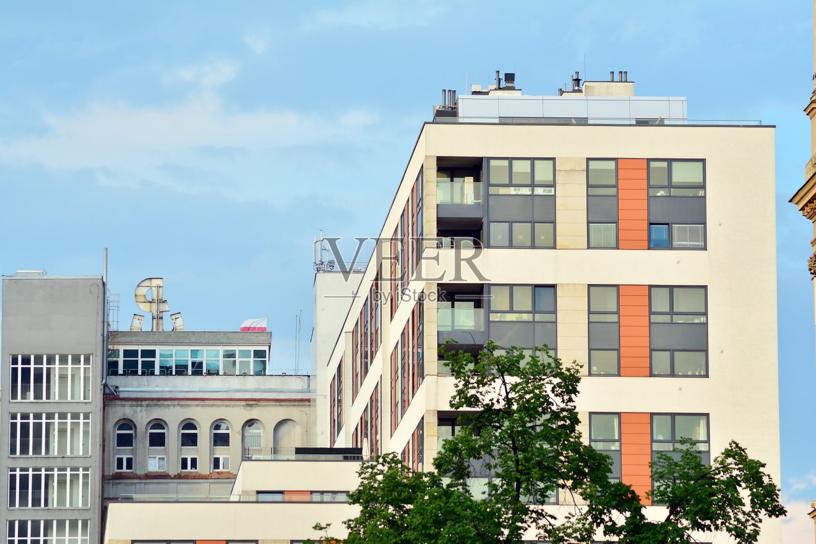 现代化的公寓大楼在一个晴朗的日子与蓝天。现代公寓楼的立面照片摄影图片