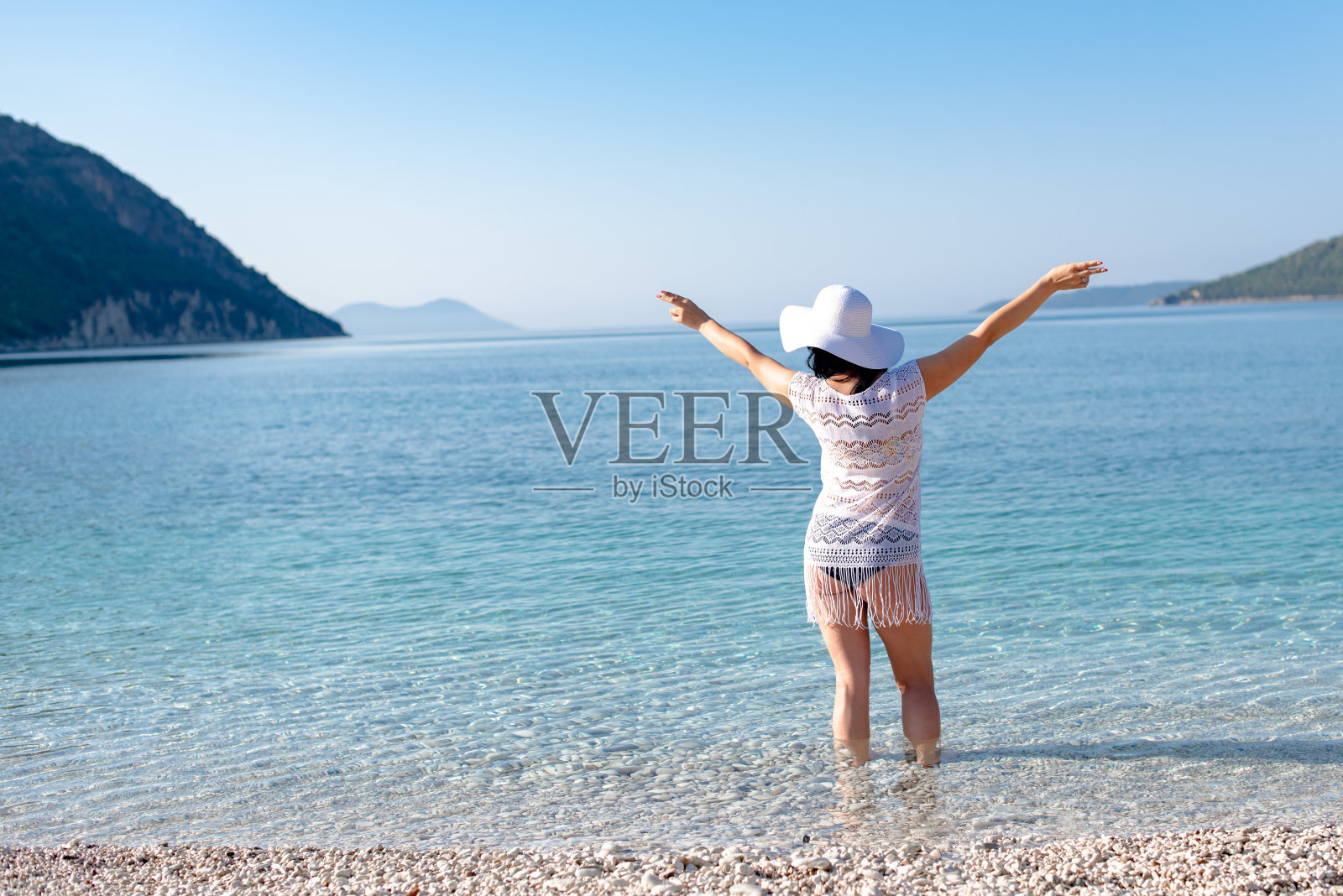 一个在水边享受大自然的女人照片摄影图片