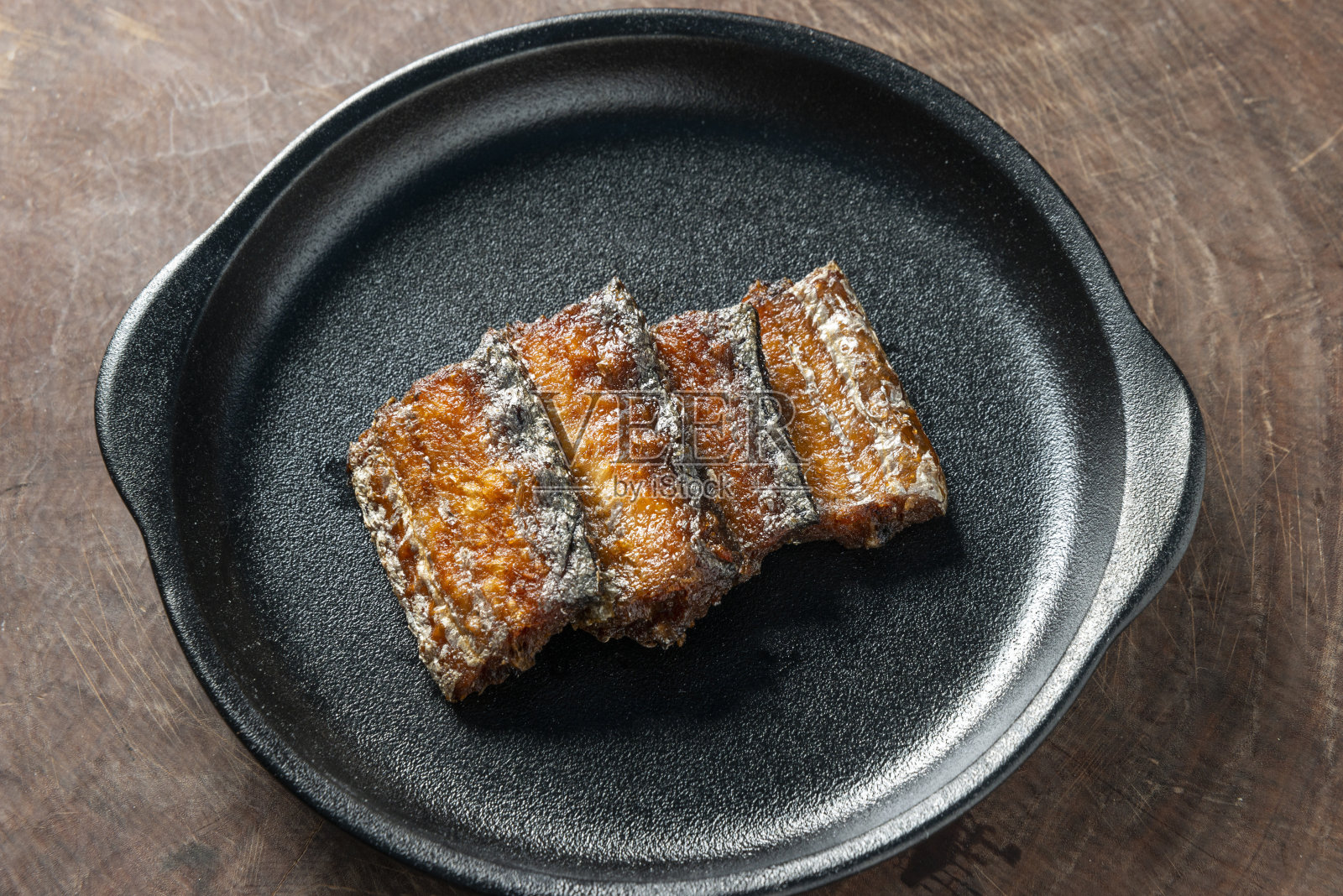 一盘美味的中国炸带鱼照片摄影图片