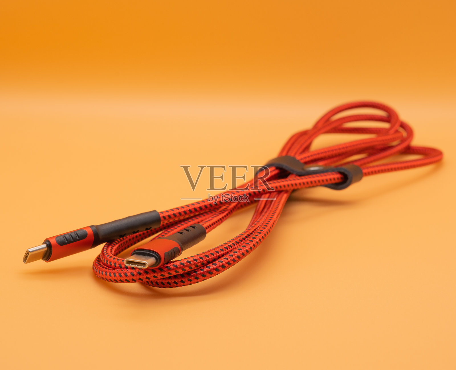 橙色背景上的USB type-c红线照片摄影图片