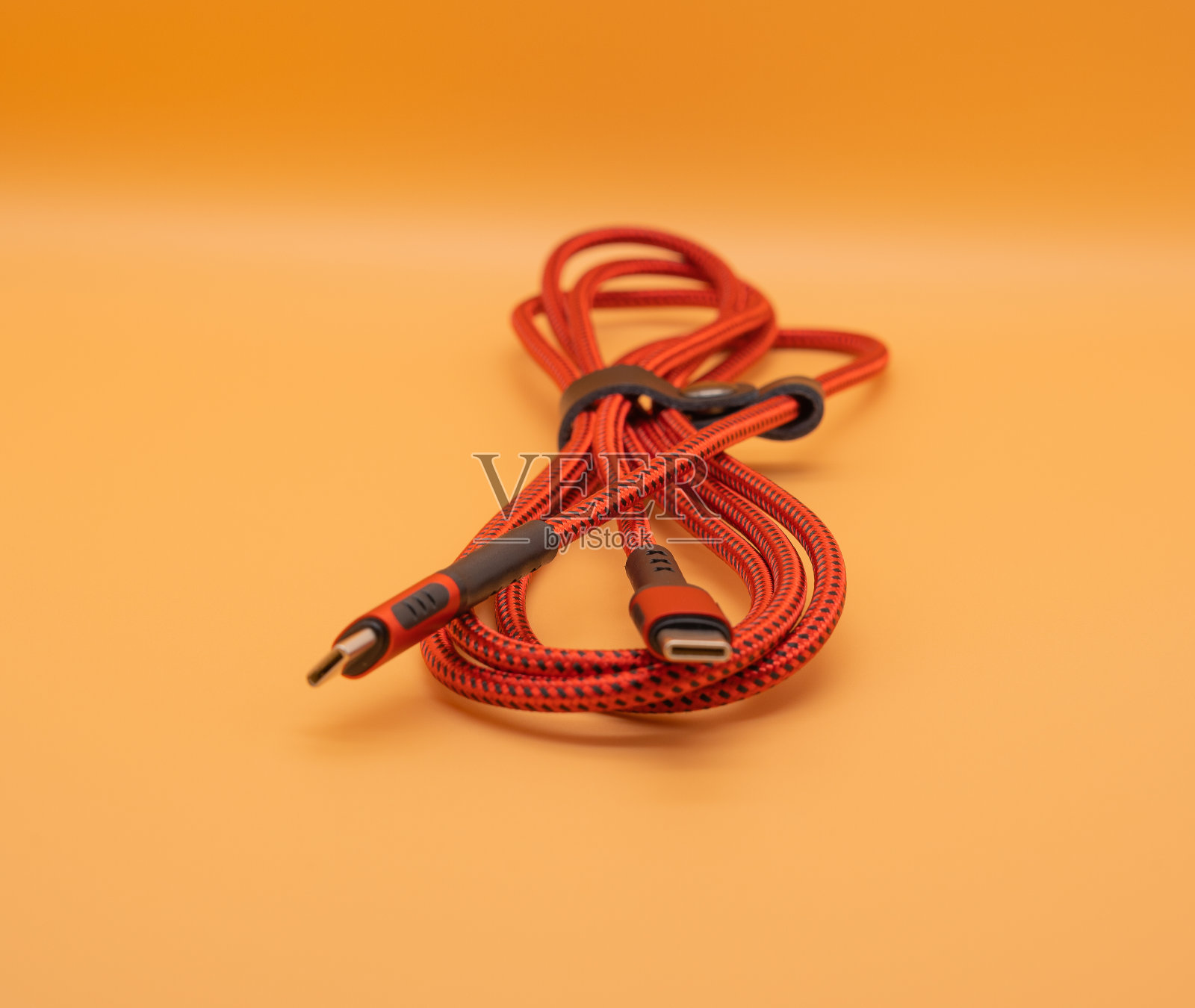 橙色背景上的USB type-c红线照片摄影图片