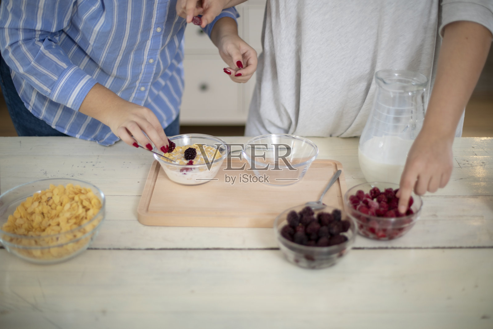 女性的双手做健康的早餐。照片摄影图片