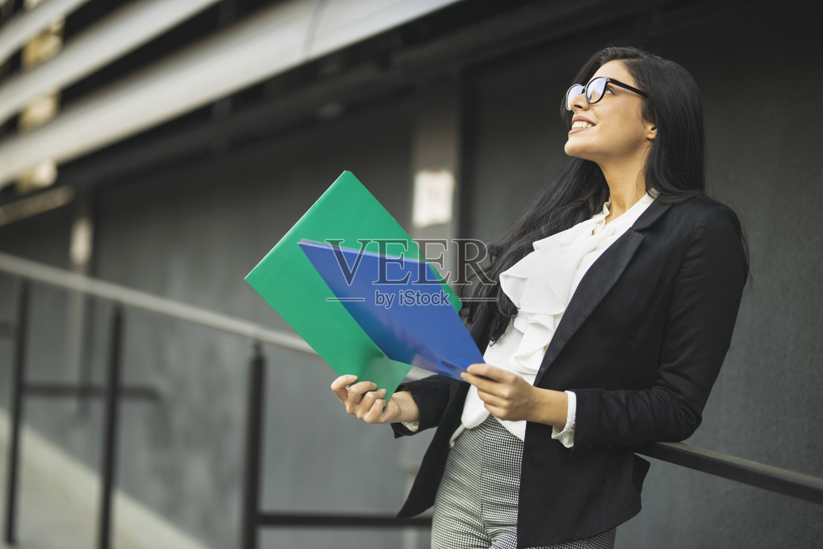 女商人拿着文件的肖像照片摄影图片