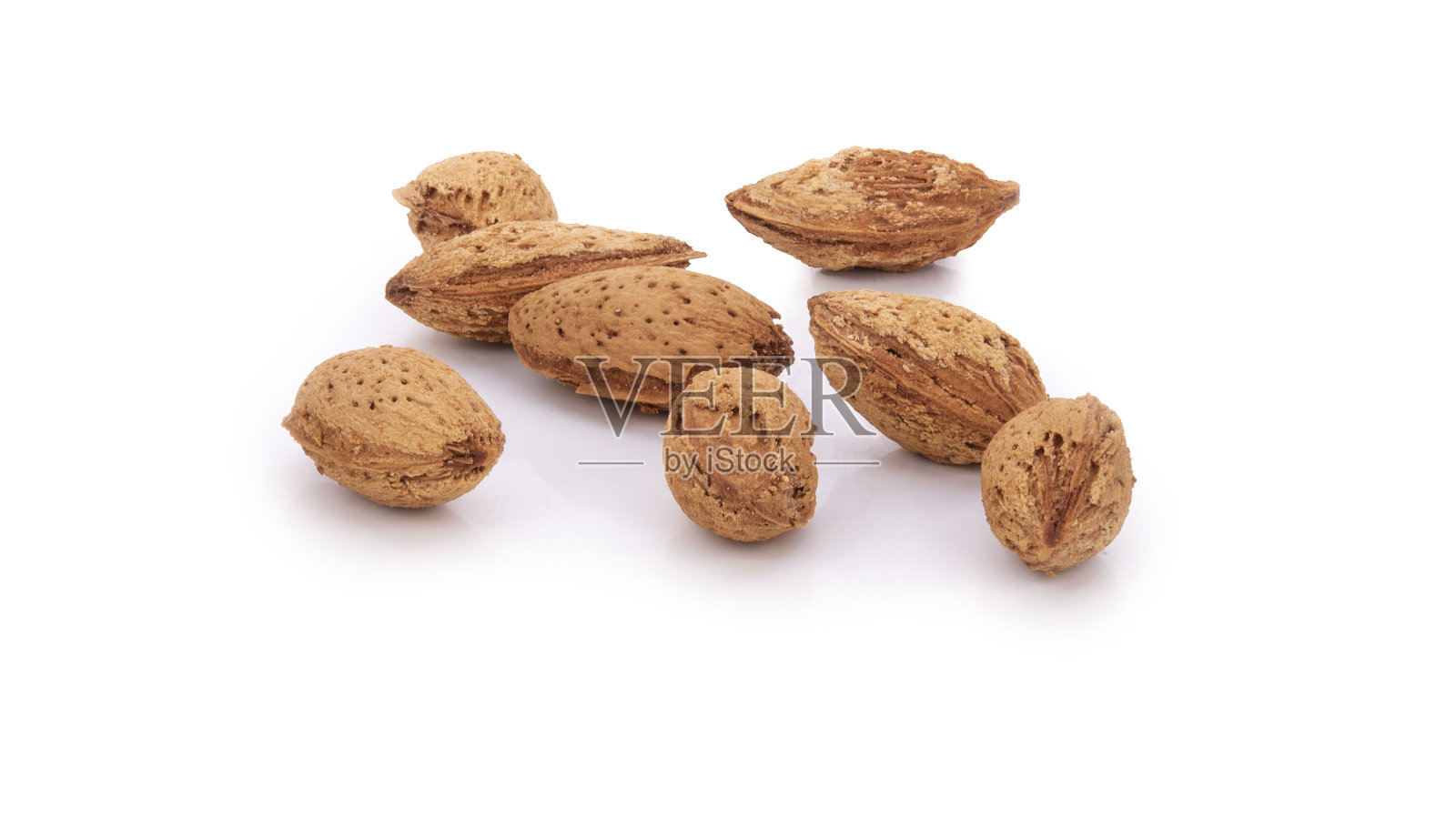 白色背景上分离的杏仁照片摄影图片