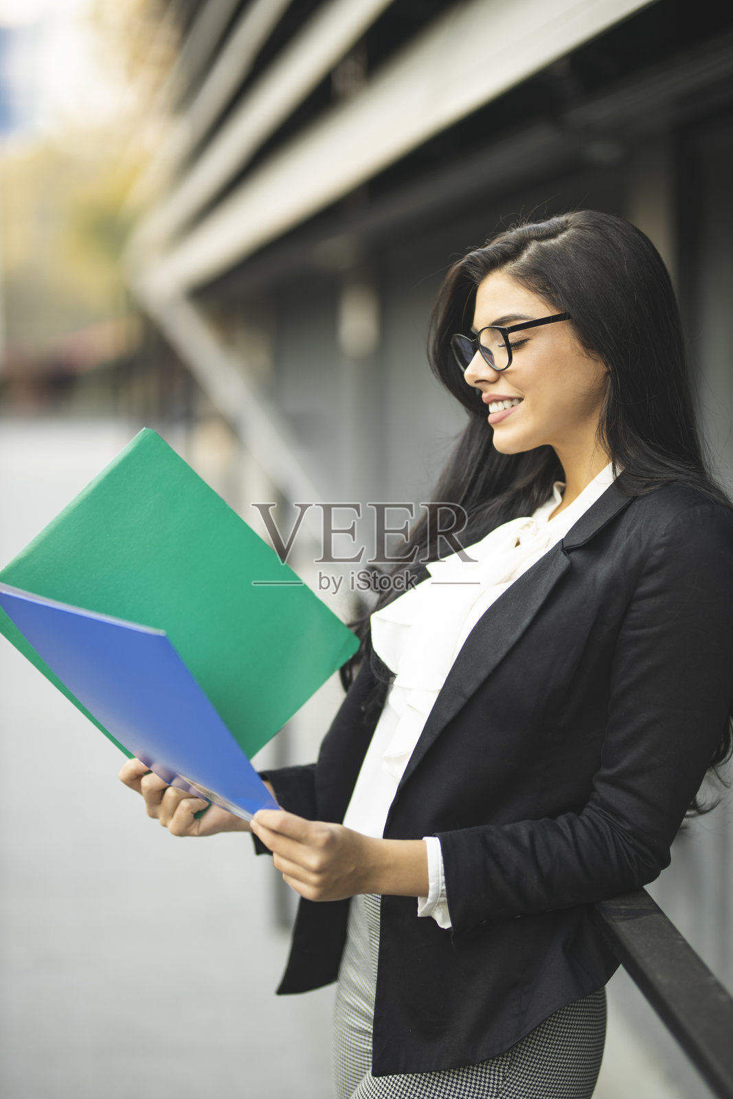 女商人在户外工作照片摄影图片