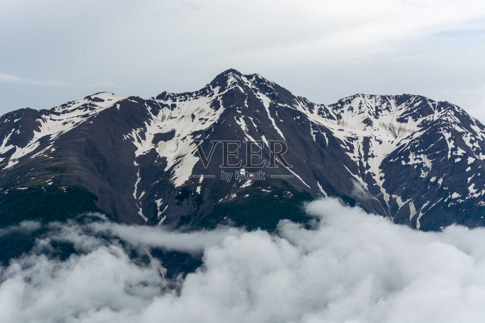 瑞士村庄Bettmeralp在一个多云的日子里雾气滚滚进入山谷照片摄影图片