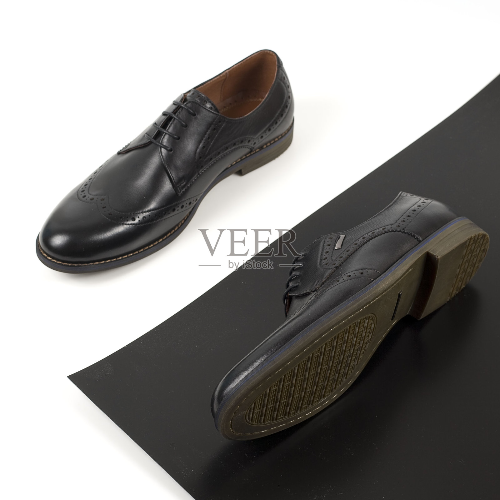 一双黑色男性经典鞋在白色的背景照片摄影图片