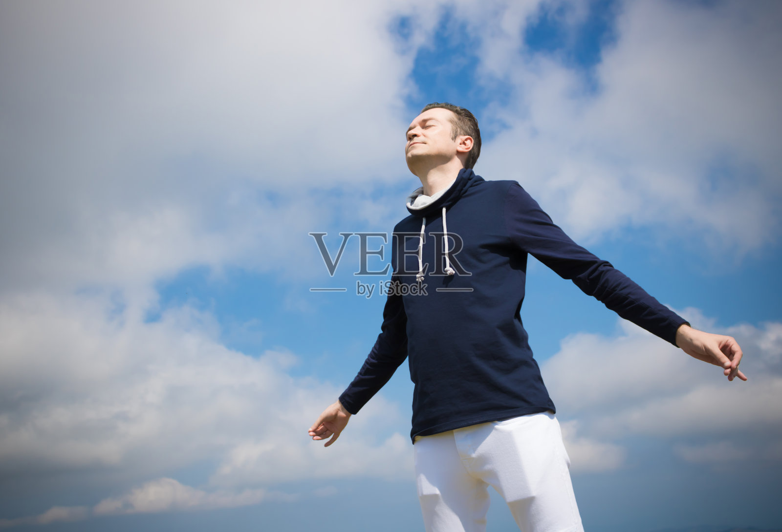 天空下自由自在照片摄影图片