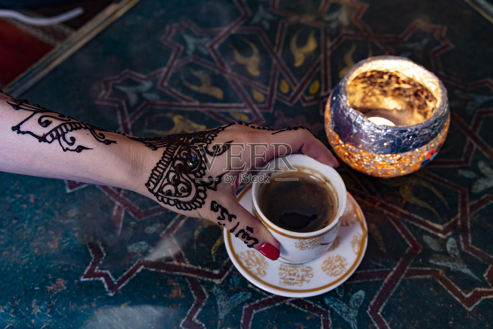 西班牙格拉纳达摩洛哥咖啡馆手中的指甲花纹身照片摄影图片