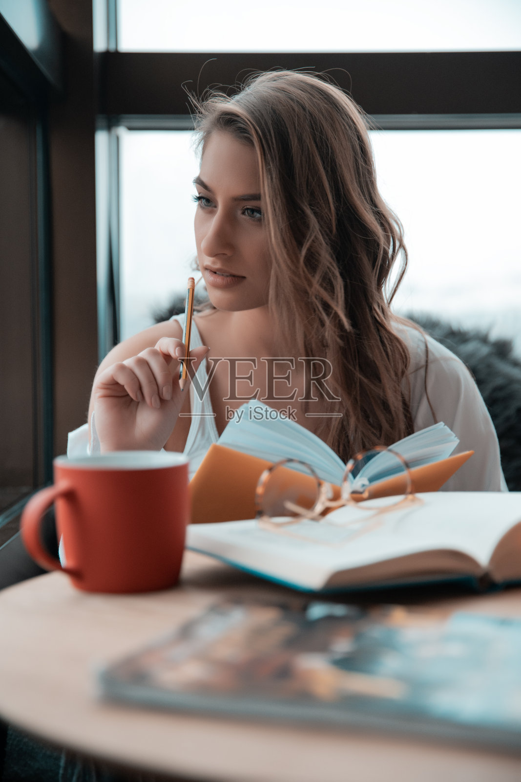 女孩在学习照片摄影图片