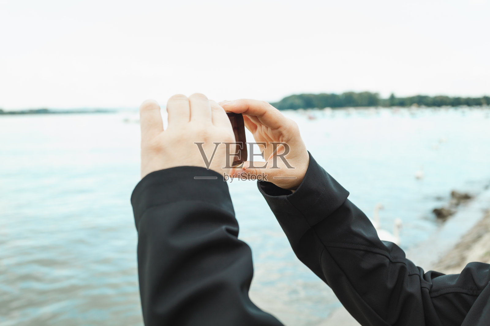 手拿智能手机,拍照,贝尔格莱德,塞尔维亚照片摄影图片