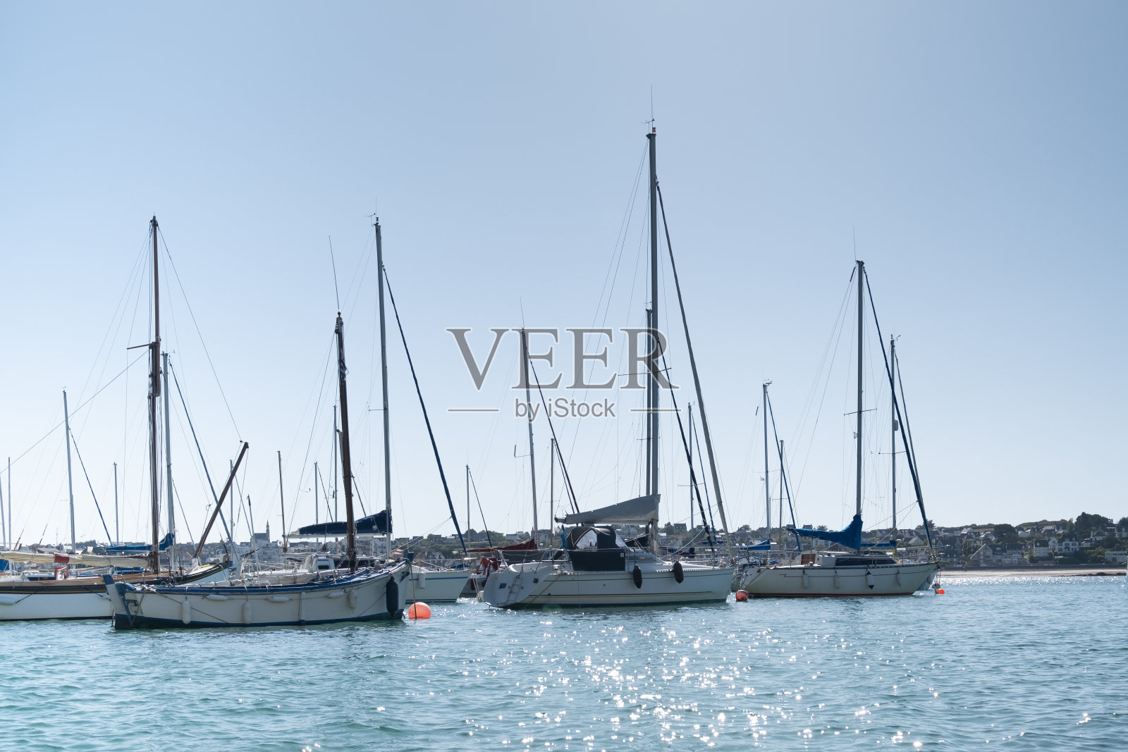 帆船停泊在布列塔尼的埃尔基港的浮标上照片摄影图片