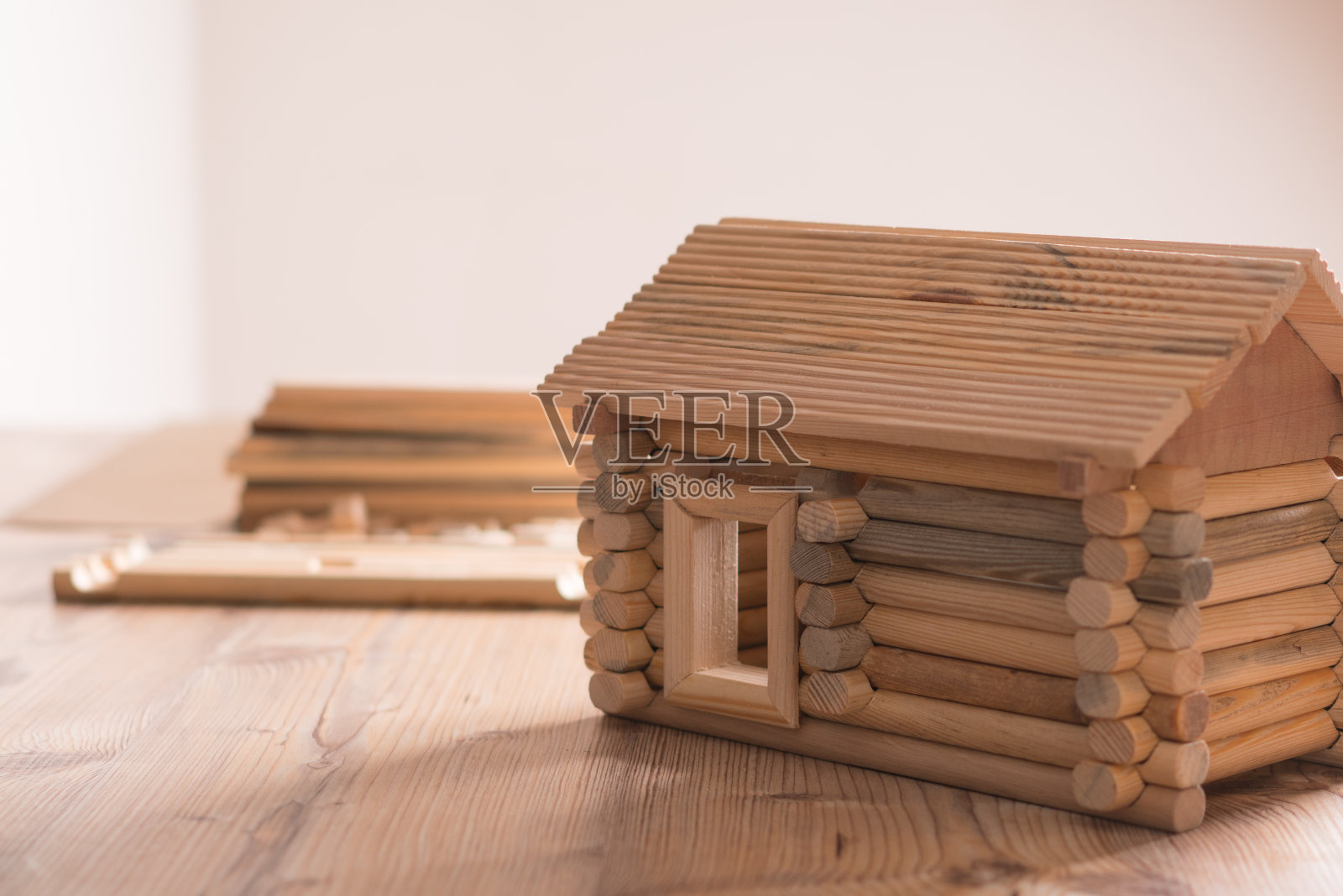 模型树房子在桌子上照片摄影图片