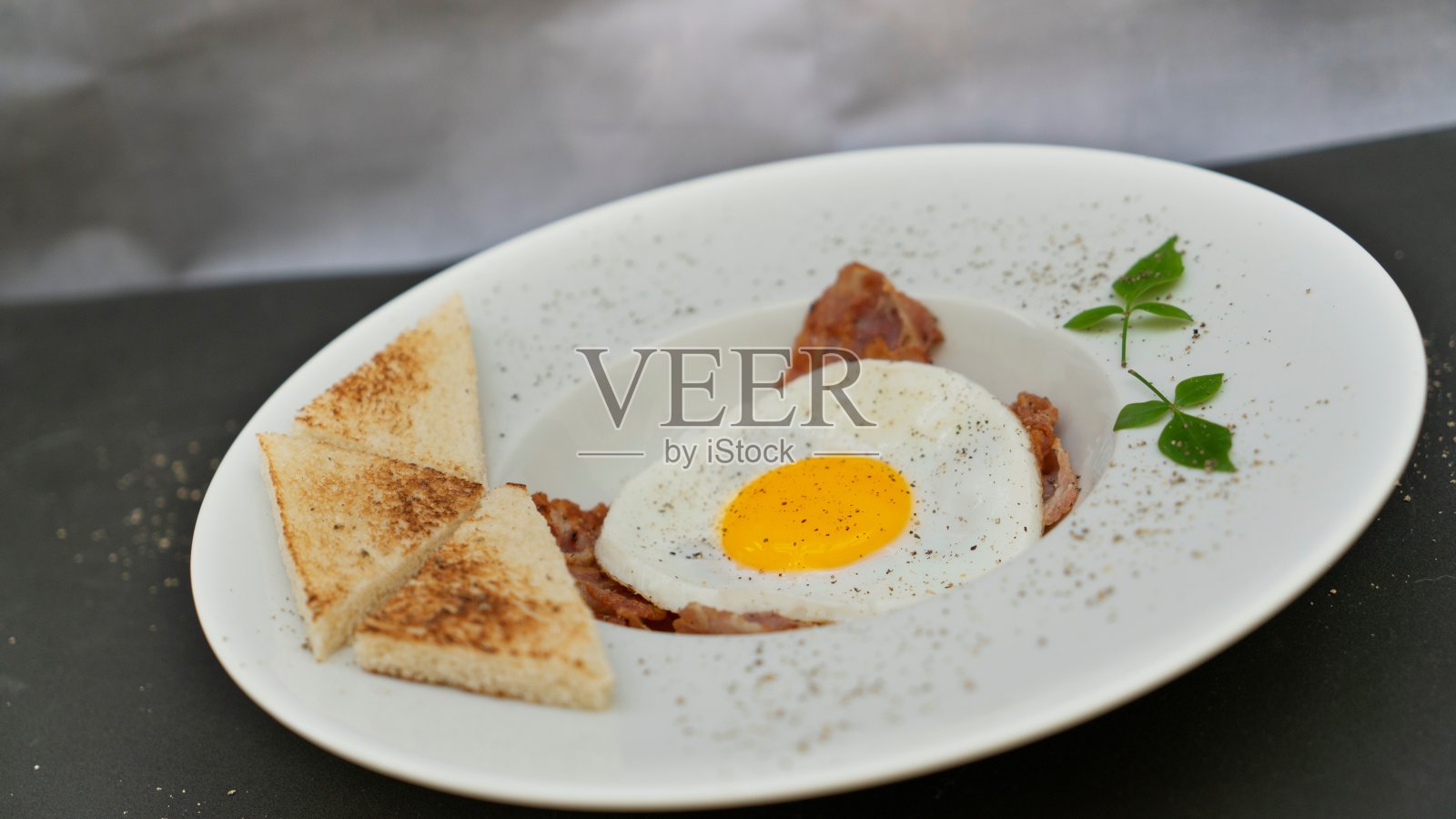 煎蛋放在熏肉上照片摄影图片