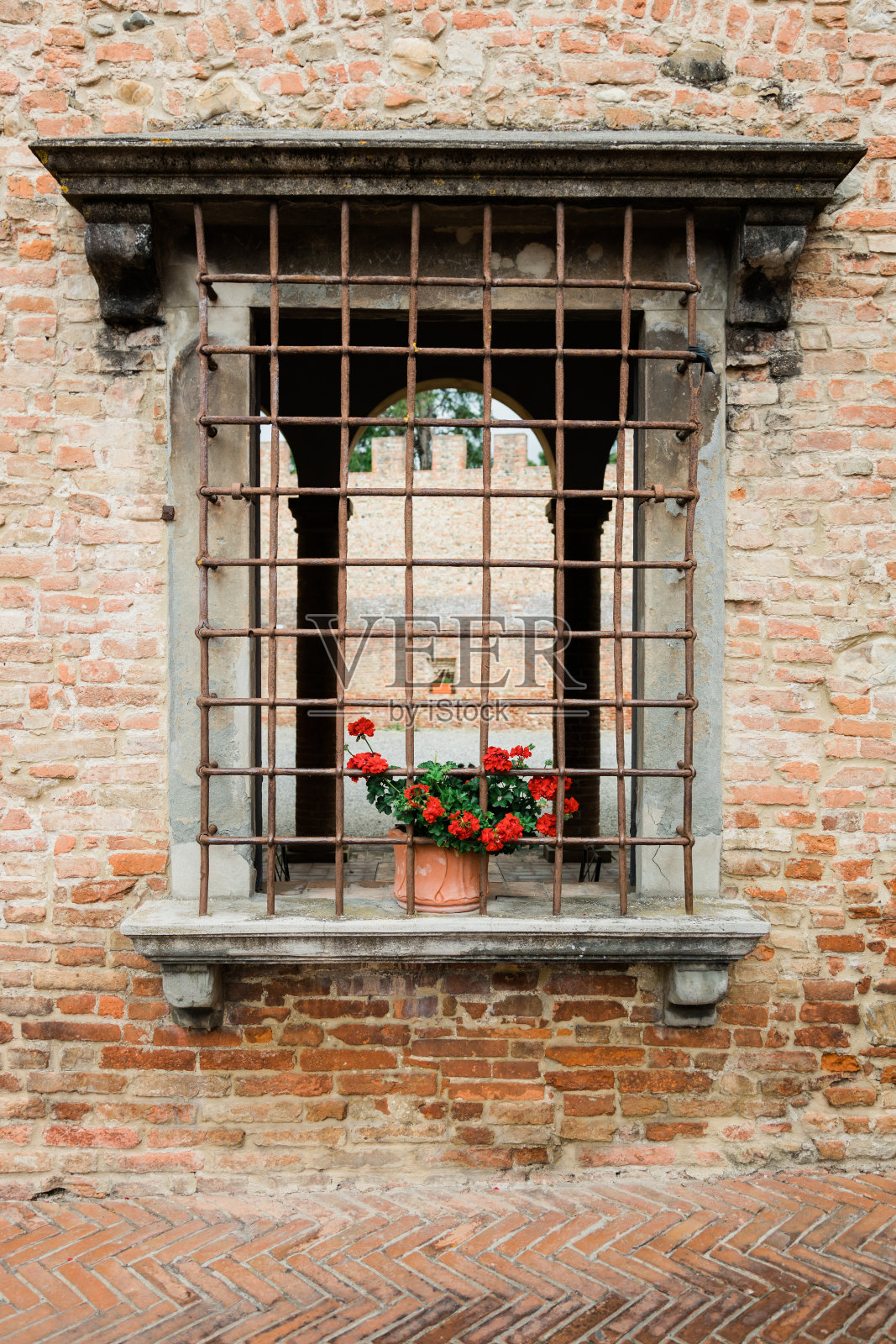 意大利托斯卡纳的一个古老的小镇上的一扇带花的乡村窗照片摄影图片