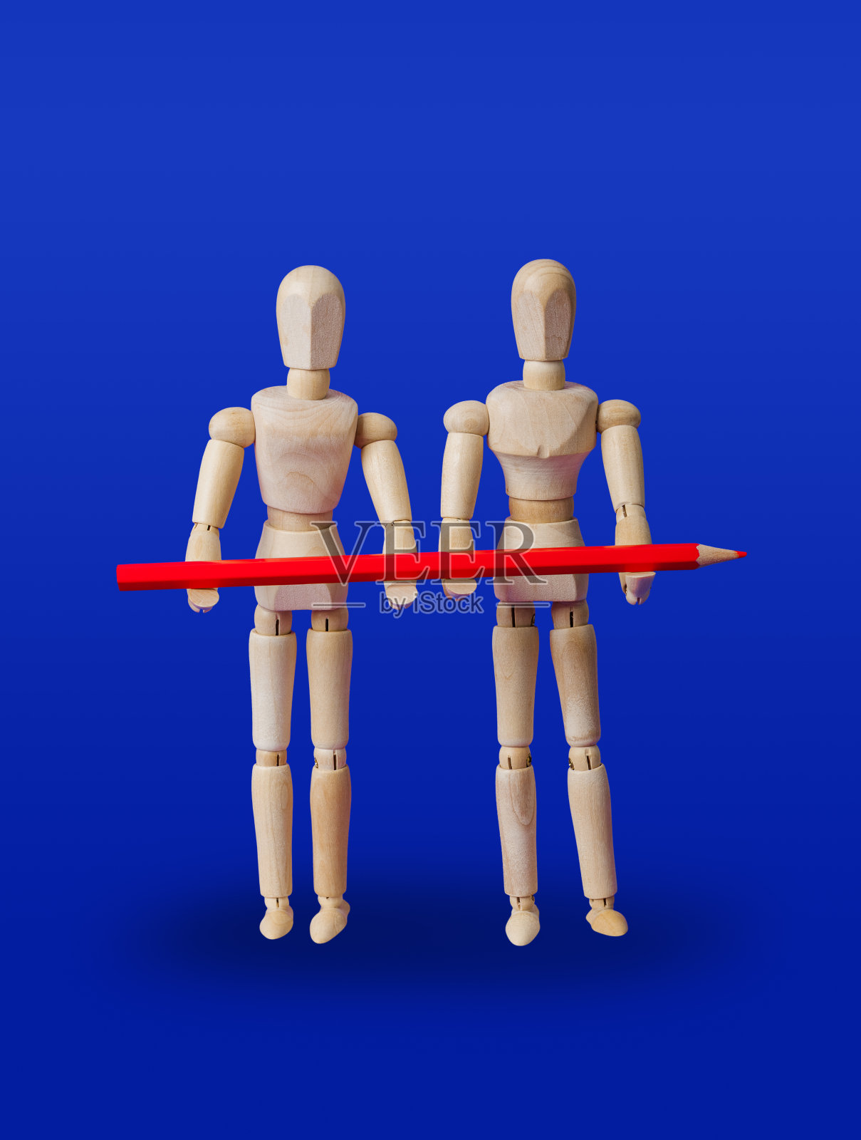 蓝色背景上的木制玩具和铅笔照片摄影图片