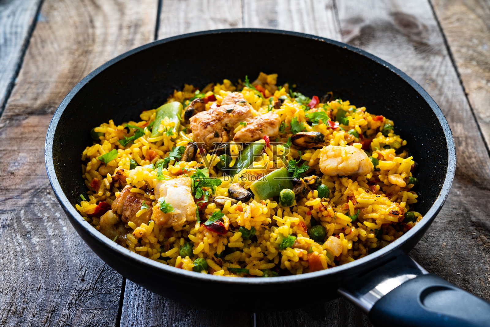 海鲜饭海鲜在烹饪锅照片摄影图片