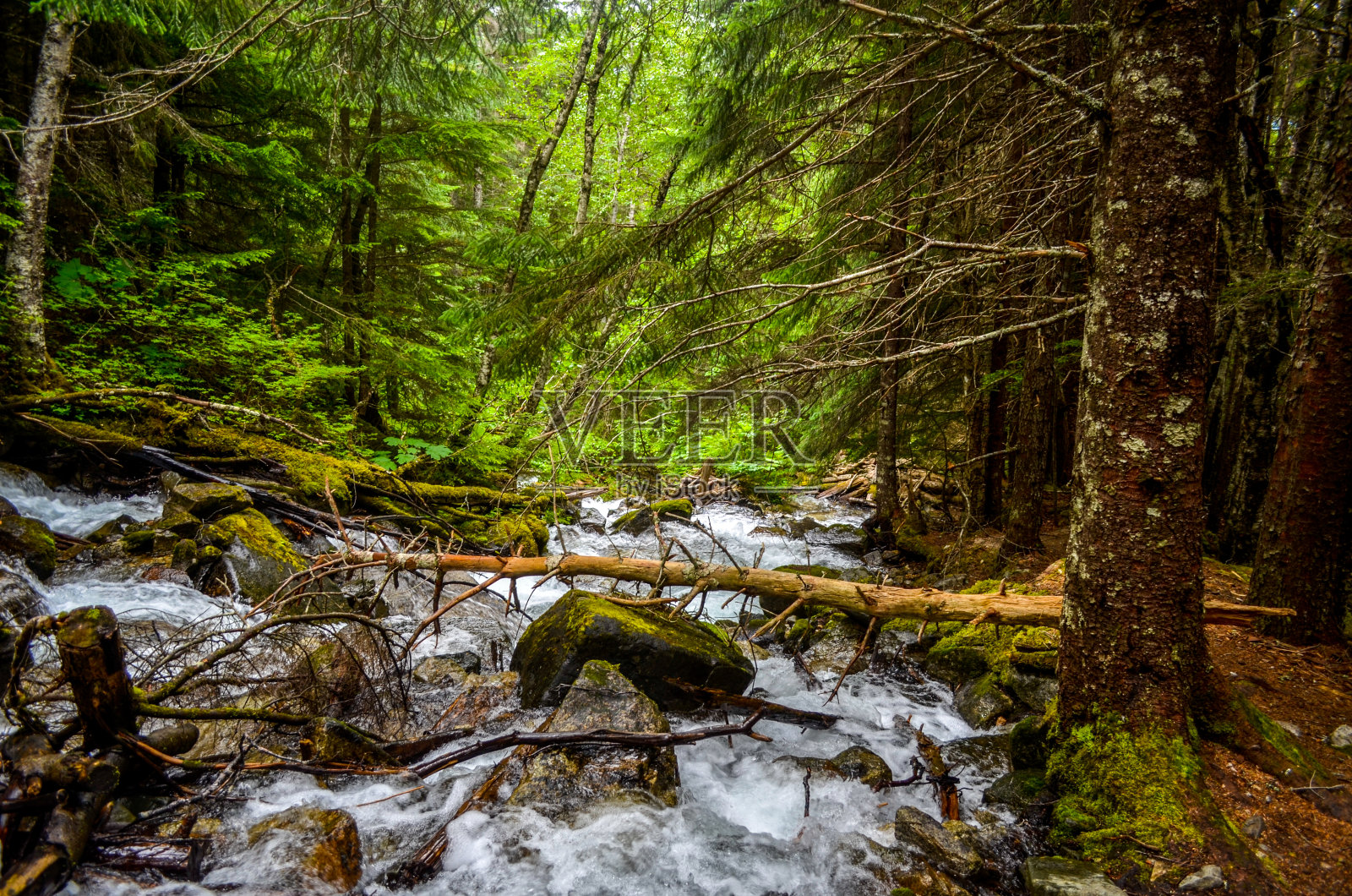 山上覆盖着积雪和瀑布在野外照片摄影图片