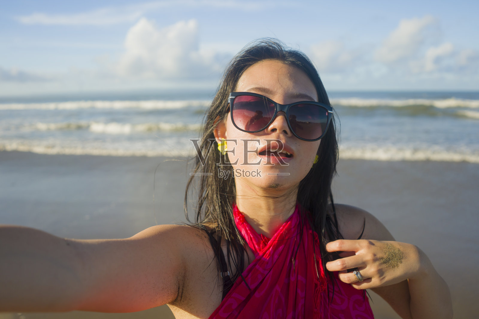 年轻快乐和有吸引力的亚洲中国女人在社交媒体上用手机自拍照片在热带海滩度假和生活理念照片摄影图片