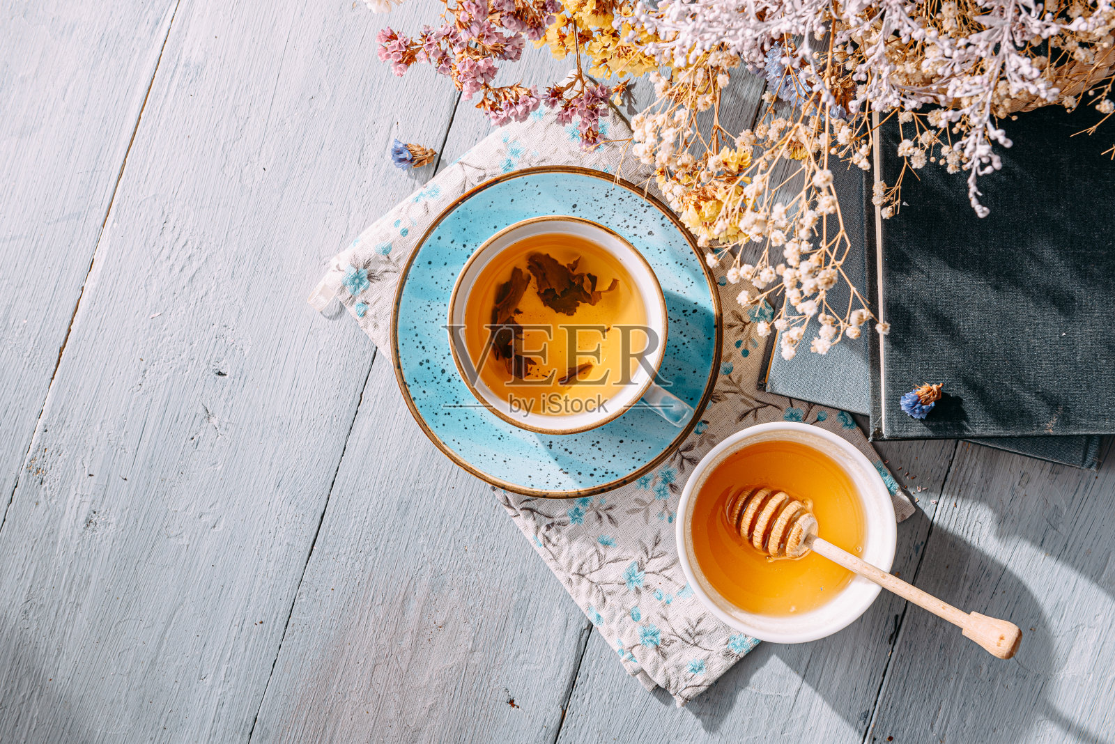 温暖的茶和一本书在阳光下照片摄影图片