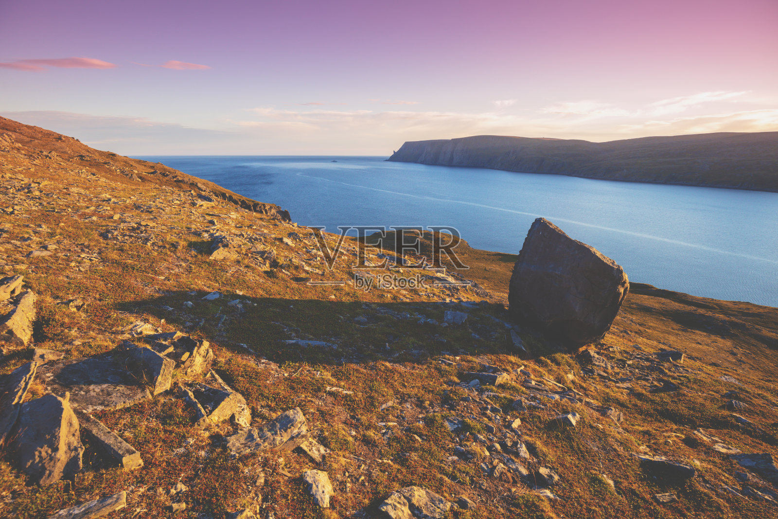 多岩石的海岸。日落时的巴伦支海。美丽的自然景观。北角。Nordkapp、挪威照片摄影图片