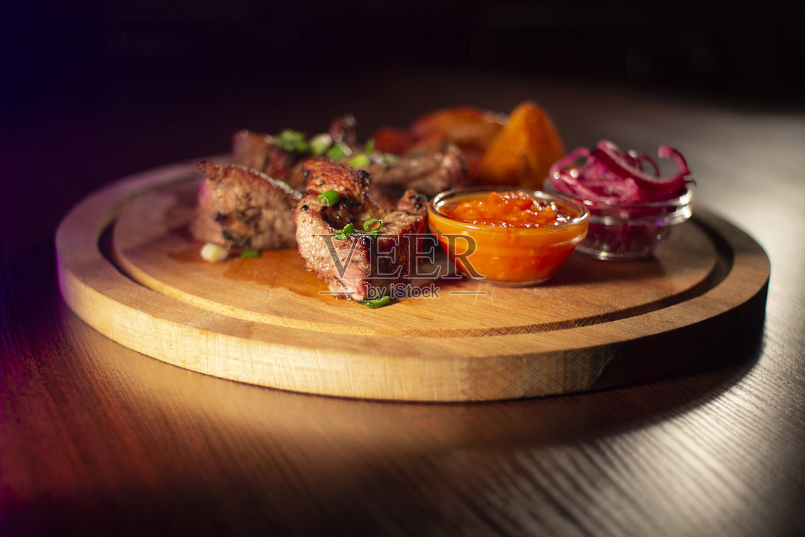 猪肉串配一盘土豆和酱汁照片摄影图片