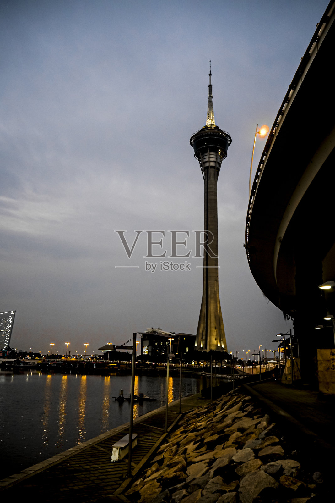 澳门旅游塔(澳门旅游会展中心)的暮光景色照片摄影图片