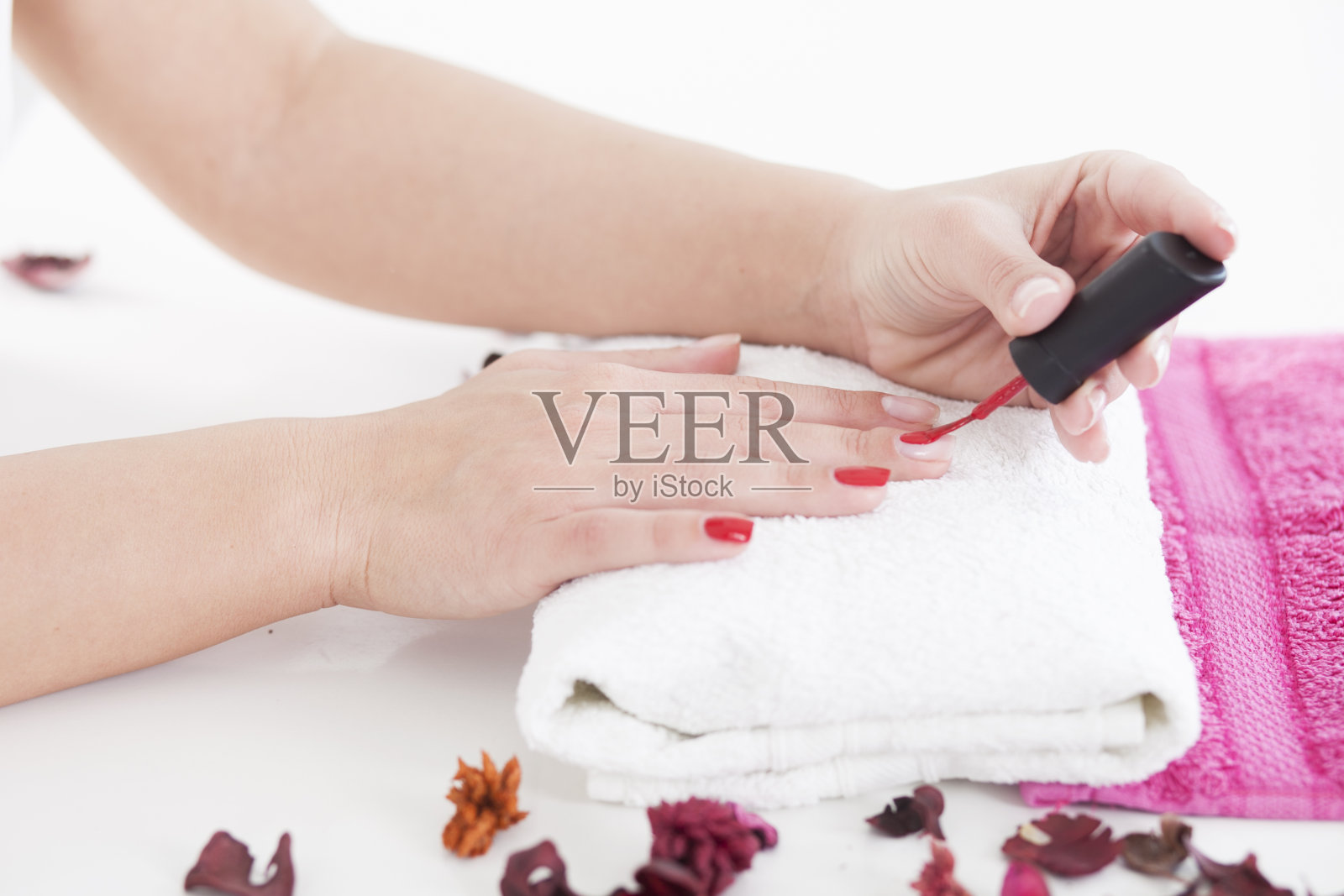 美甲护理的女性手部特写照片摄影图片